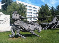 草原主題雕塑 套馬